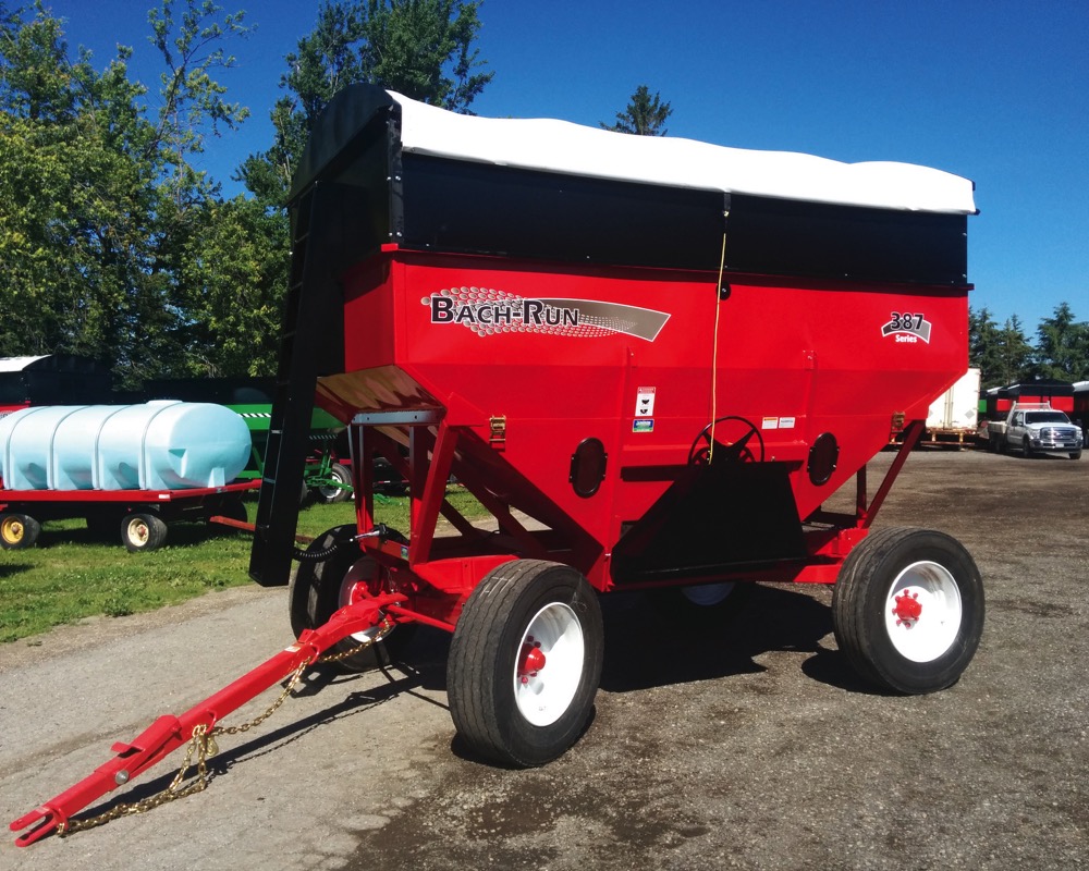 A relative newcomer to the grain wagon and cart-carrying scene, Bach-Run was on site last year at Canada’s Outdoor Farm Show. The brand has four different models of gravity bin grain wagons which are billed as new, complementing the company’s six heavy-duty, high-volume grain wagons. The company says its claim to fame is “Brute Strength” and its designs are based on working with farmers to meet their needs. With extensions, the gravity bin grain wagons have four different capacities, from 380 to 480 bushels. The interiors have a powder coating on a sandblasted surface for a durable, long-lasting finish. Each model also features three tie-in bars on the inside of the box, plus solid inner seams along with flat valleys that reduce dead corners. There’s also an easy-climb ladder on the outside, as well as large sight windows. 