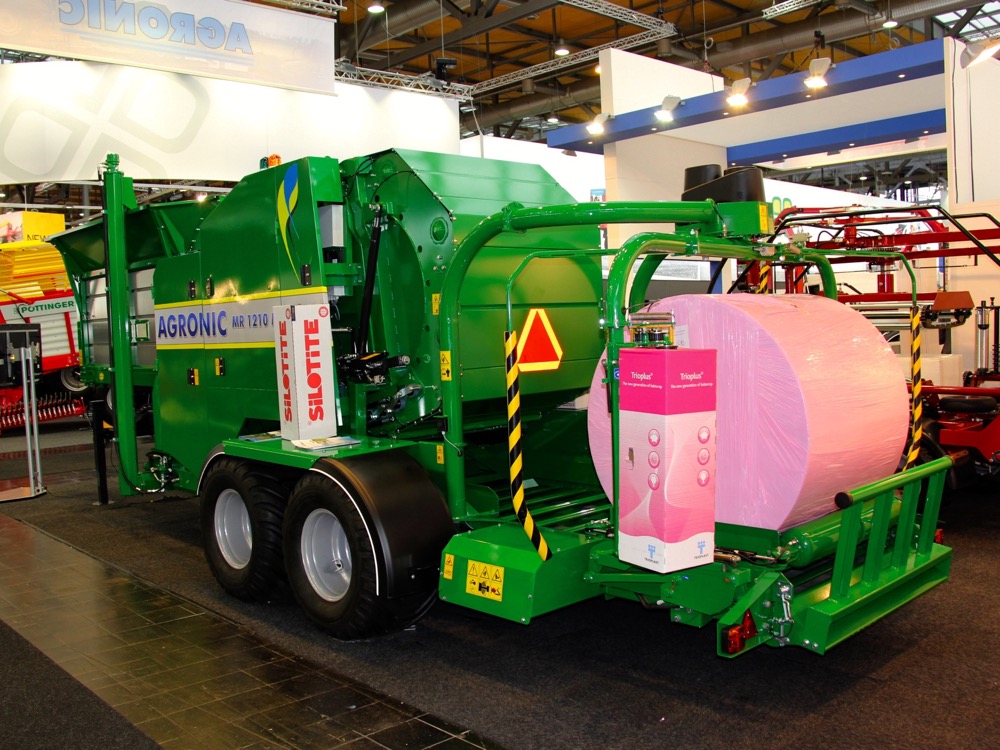 The Multibaler can be used in the field directly behind a forage harvester or stationary in the farmyard to form and wrap silage into bales.