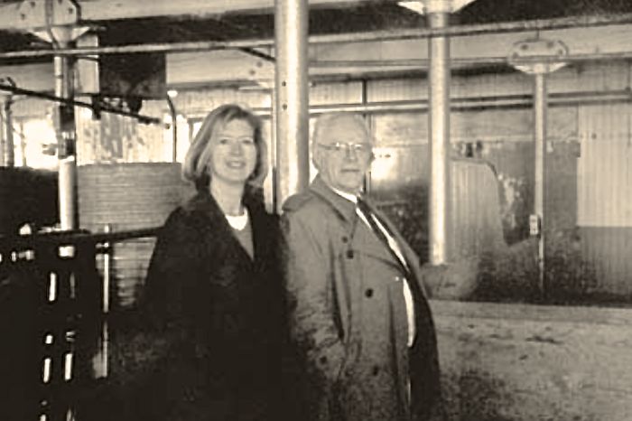 Animal science professor Red Williams, shown here in 2000 touring the old University of Saskatchewan barn with University of Wyoming research scientist Mary Humstone, died March 26 at age 93. (Usask.ca)
