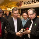 Ontario’s Trade Minister Michael Chan and Agriculture Minister Jeff Leal check out Ontario VQA wine on sale at a BHG grocery store in Beijing on April 18. (Ontario.ca)