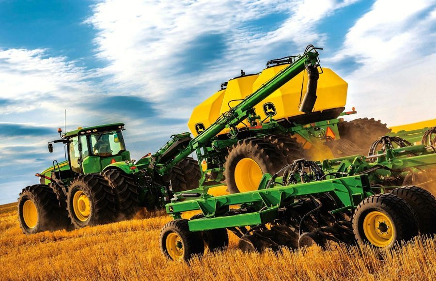 A John Deere air cart seeding system in the field.  Photo: John Deere
