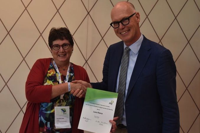 Erwin Northoff (r), chief of media for FAO, presents the Star Prize to Laura Rance at the 2016 IFAJ Congress in Bonn, Germany. (IFAJ.org)
