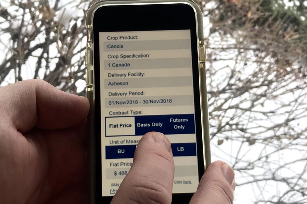 Grain handler Viterra’s system allows growers to create contracts online 24/7 via smartphone. (Paul Ketcheson photo)
