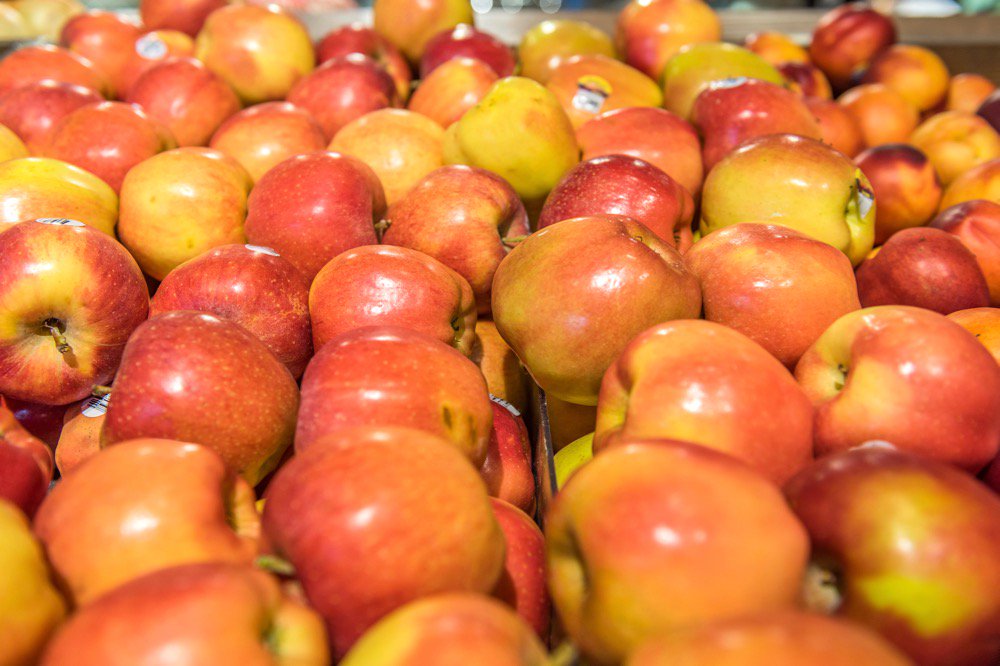 File photo of apples in a U.S. supermarket. (CHUYN/iStock/Getty Images)
