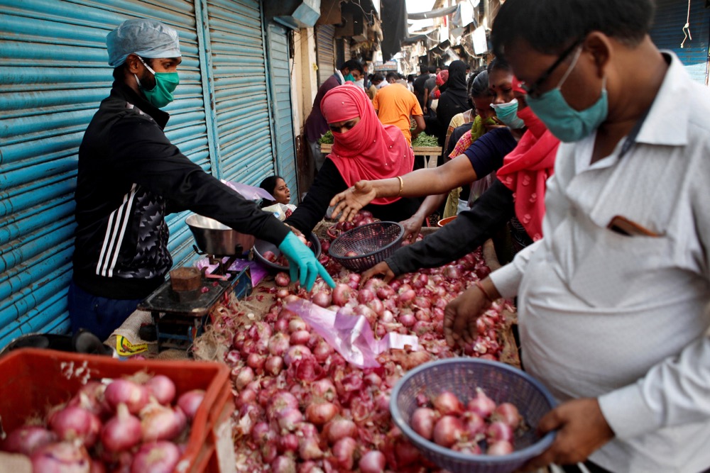 Onions are sold at a market at Dharavi, one of Asia’s largest slums, in Mumbai, India on April 7, 2020. (File photo: Reuters/Francis Mascarenhas)
