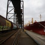 A grain train pulls up alongside a cargo vessel at the Alliance Grain Terminal at Vancouver on Oct. 6, 2011. (File photo: Reuters/Ben Nelms)