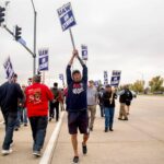 UAW picketers march across the street outside of Deere & Co., makers of John Deere products, in support of employees on strike on Oct. 20, 2021, in Ankeny. Photo: USA TODAY NETWORK via Reuters Connect