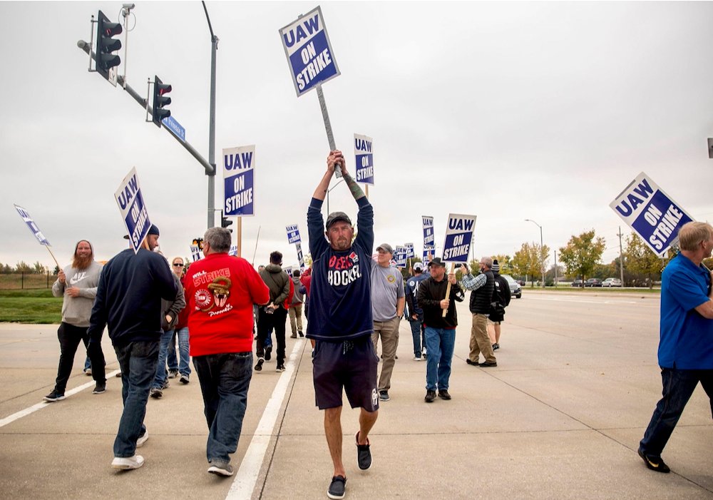 UAW picketers march across the street outside of Deere & Co., makers of John Deere products, in support of employees on strike on Oct. 20, 2021, in Ankeny.  Photo: USA TODAY NETWORK via Reuters Connect
