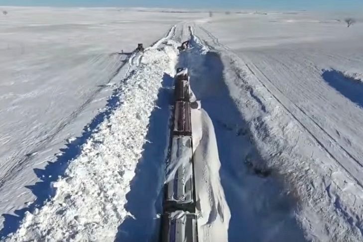 BNSF crews clear track near Lemmon, S.D., about 300 km northeast of Rapid City, in late December 2016. (BNSF.com)