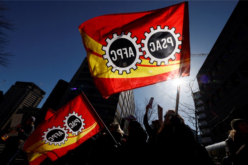 Picketers with the Public Service Alliance of Canada (PSAC) on strike at Gatineau, Que. on April 20, 2023. (Photo: Reuters/Blair Gable)
