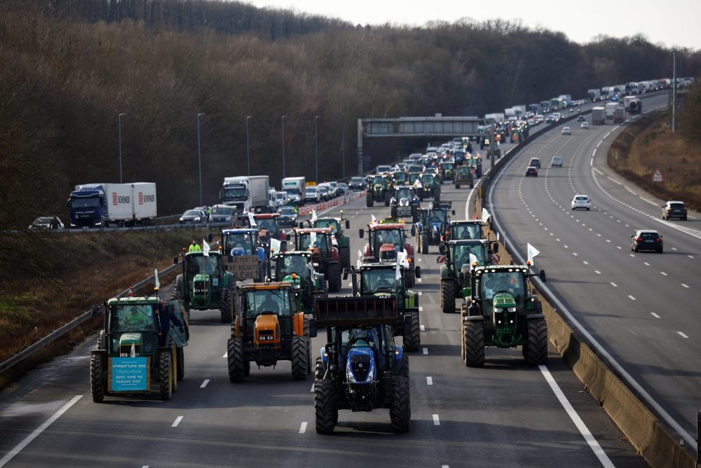 French farmers drive their tractors on a highway as they protest over price pressures, taxes and green regulation, grievances shared by farmers across Europe, in Longvilliers, near Paris, France, January 29, 2024. REUTERS/Sarah Meyssonnier
