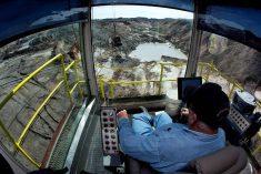 A dragline operator moves around phosphate rocks while mining at Mosaic’s South Fort Meade Mine in Fort Meade, Florida January 13, 2010./File Photo