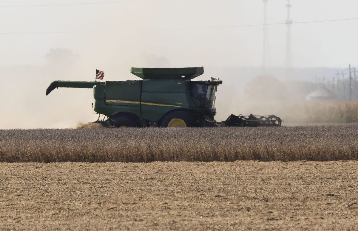 Heat waves are seen on an unusually warm September day as a farmer unloads his combine hopper into a waiting wagon as he harvests a soybean field in western Iowa in rural Woodbury County, Monday, September 29, 2025. Photo: Jerry Mennenga/ZUMA Press Wire
