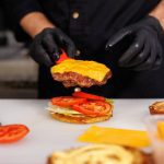 Value-focused menus continue to attract budget-conscious diners, as fast‑food chains lean into affordability while pricier rivals struggle. Photo: Artem Zakharov/Getty Images Plus
